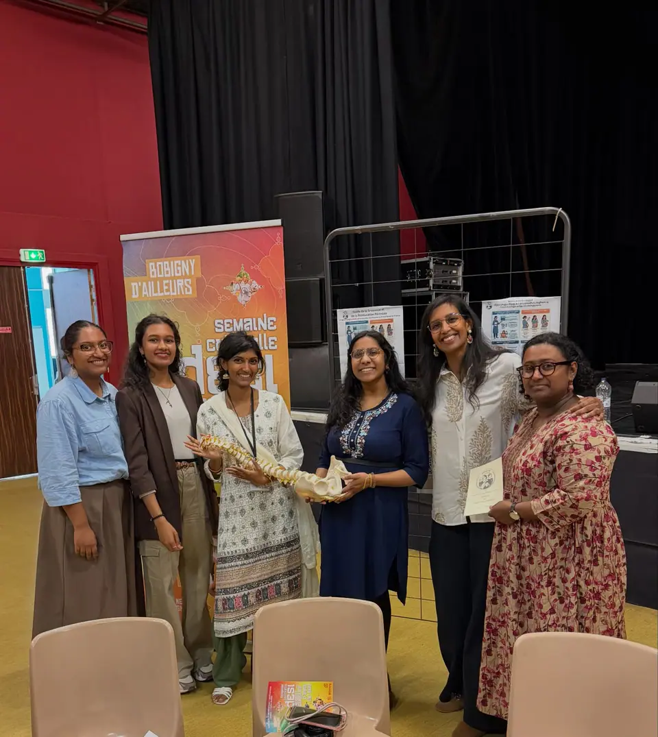 பொபினி தேசி கலாச்சார வார பதாகைக்கு முன், இடுப்பு எலும்பு மாதிரியுடன் குழுவினரும் பேச்சாளர்களும்